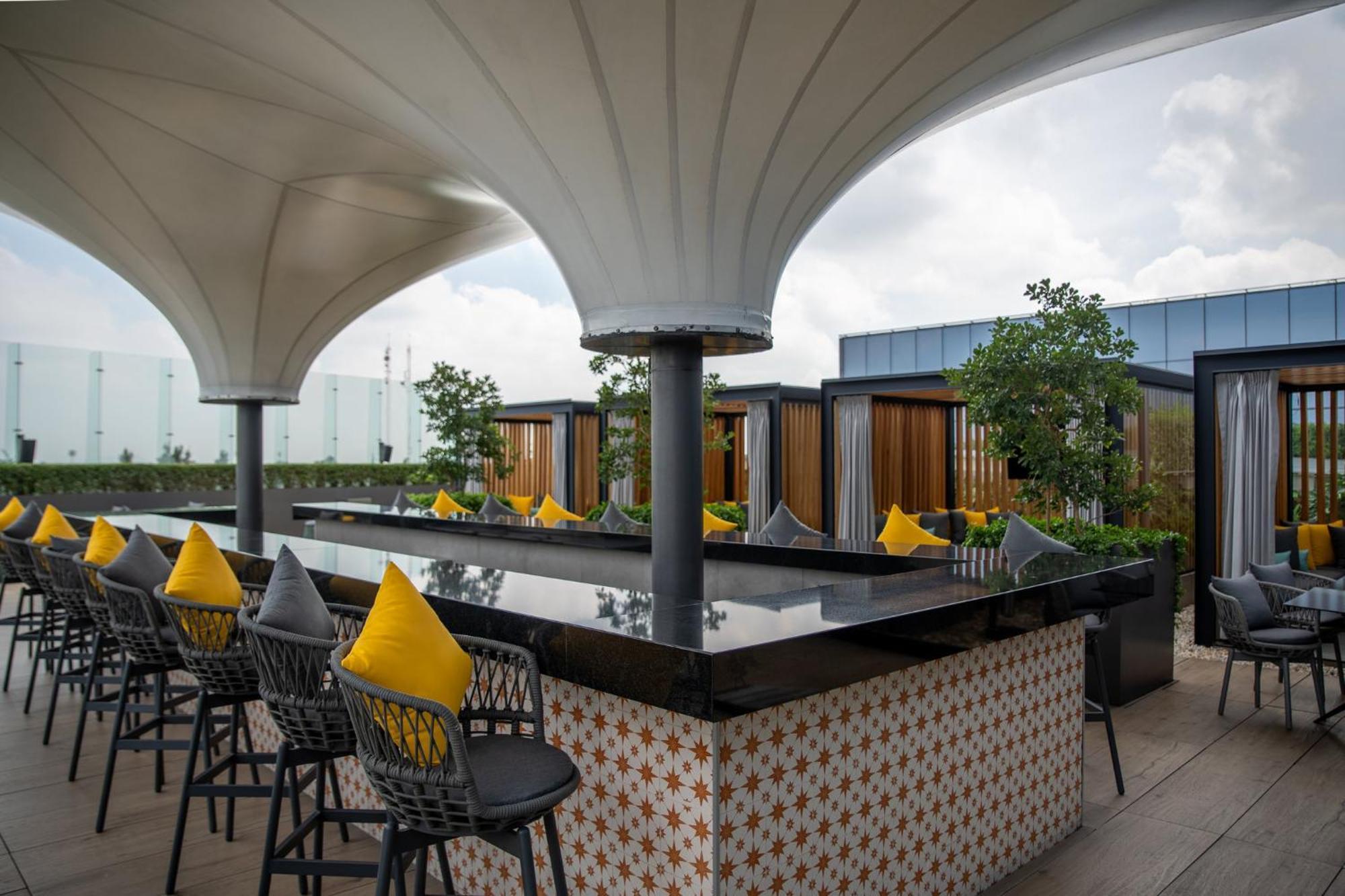 Fiesta Americana Viaducto Aeropuerto Mexico By Eksteriør billede The bar at the rooftop