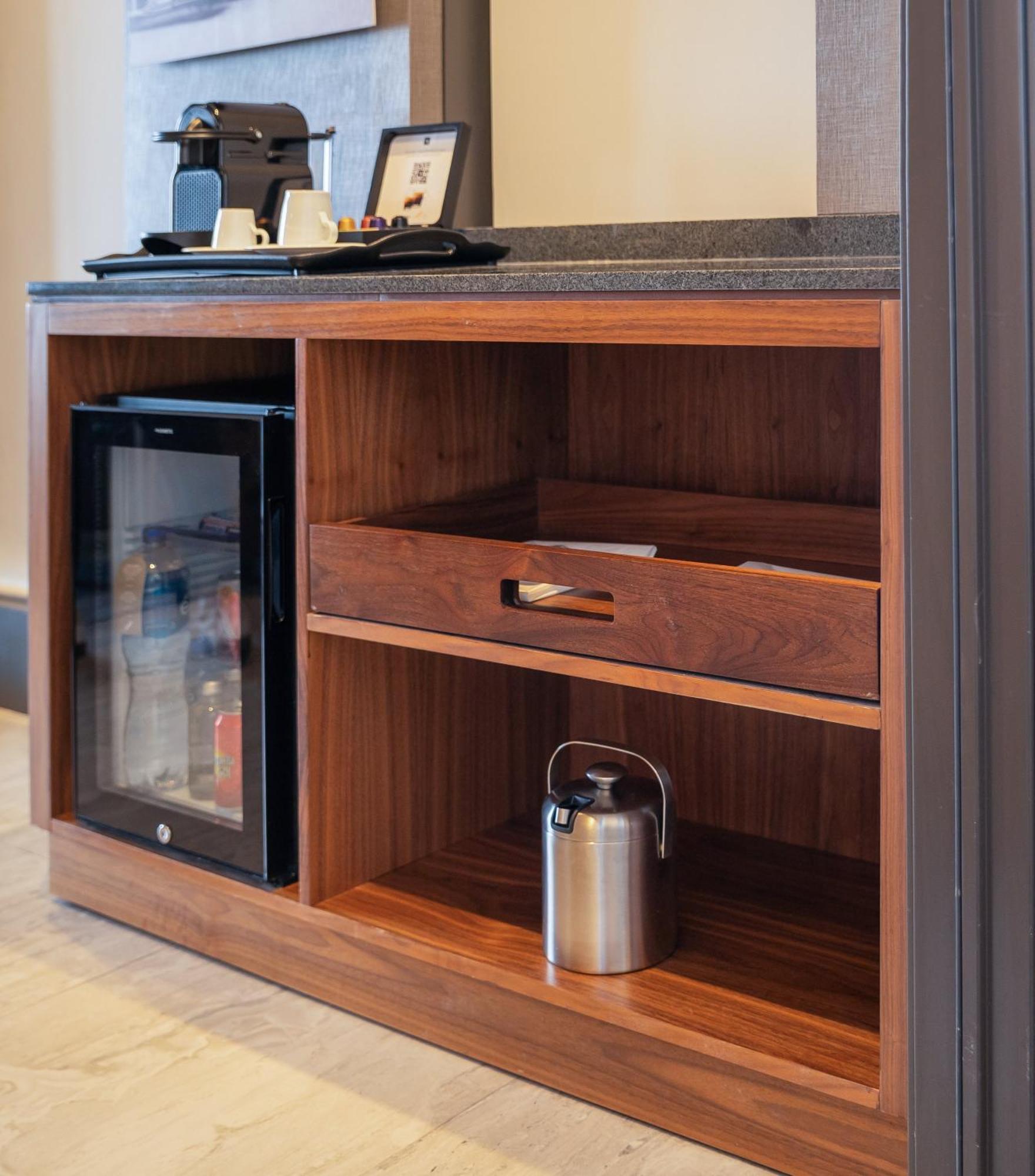 Fiesta Americana Viaducto Aeropuerto Mexico By Eksteriør billede A mini-bar in a hotel room