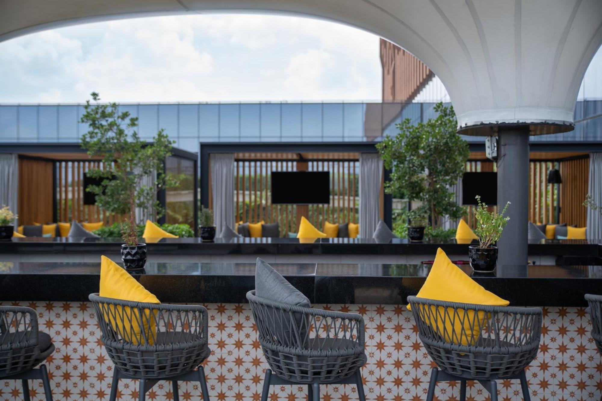 Fiesta Americana Viaducto Aeropuerto Mexico By Eksteriør billede The bar at the rooftop