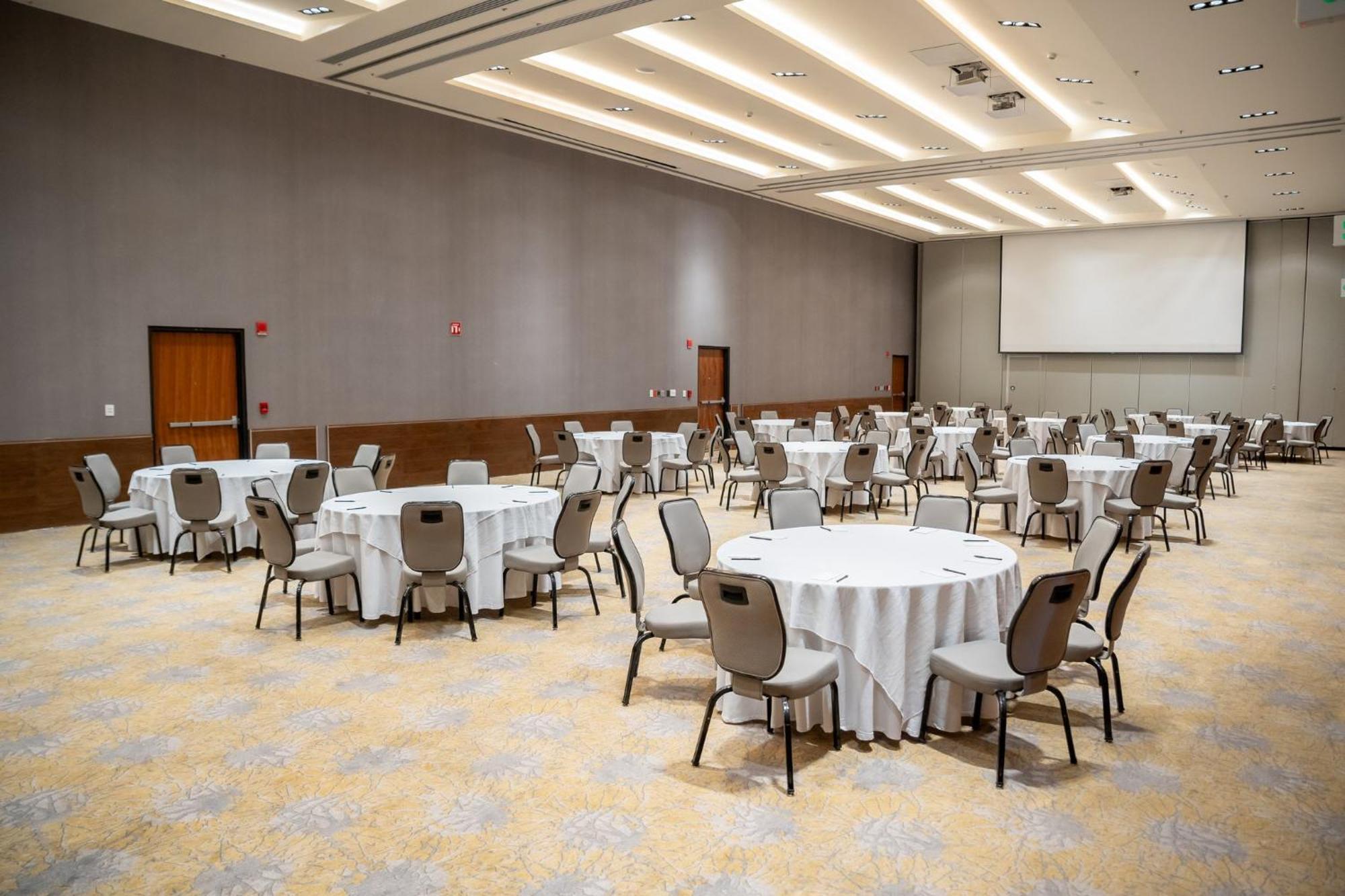 Fiesta Americana Viaducto Aeropuerto Mexico By Eksteriør billede The ballroom at the Embassy Suites